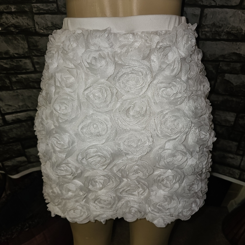 NWT. White Textured Rose Skirt. - Picture 3 of 7